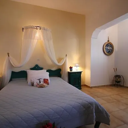 Vrachia & Hotel 2*